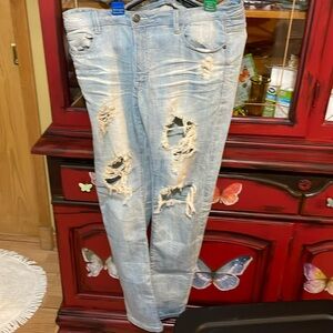 Super stretchy, distressed, size 15 to 17. Straightleg